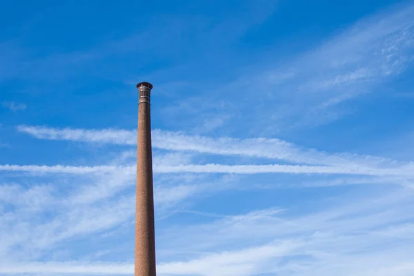 Geen oude hoge schoorsteen roken gemaakt van bakstenen — Stockfoto