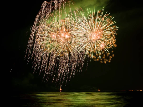 Fireworks  show reflecting in the water in  Forte dei Marmi' — Stock Photo, Image