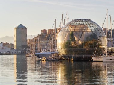 Cenova, İtalya, 8 Aralık, 2016: Porto antico (antik liman): Renzo Piano Küre ve arka planda bina Matitone (büyük kalem)