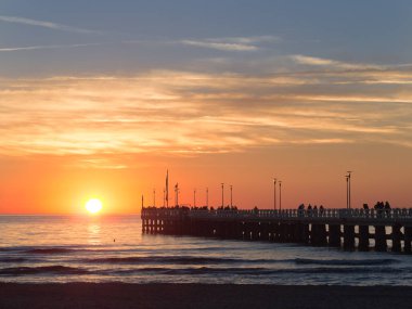 Gün batımında Forte dei Marmi'nın iskelede yürüyüş insanlar