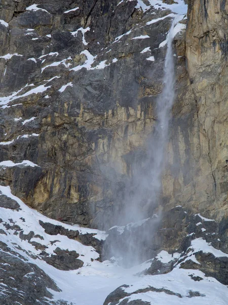 Neige, glace et pierres tombant d'un mur de montagne vertical — Photo