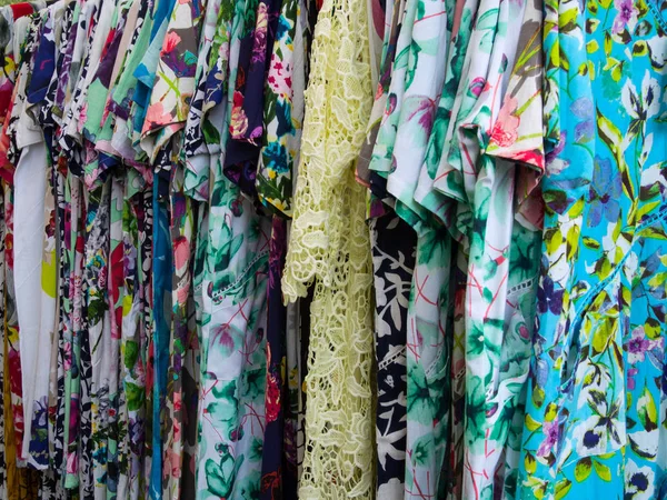 Grupo de ropa de mujer colorida en un estante — Foto de Stock