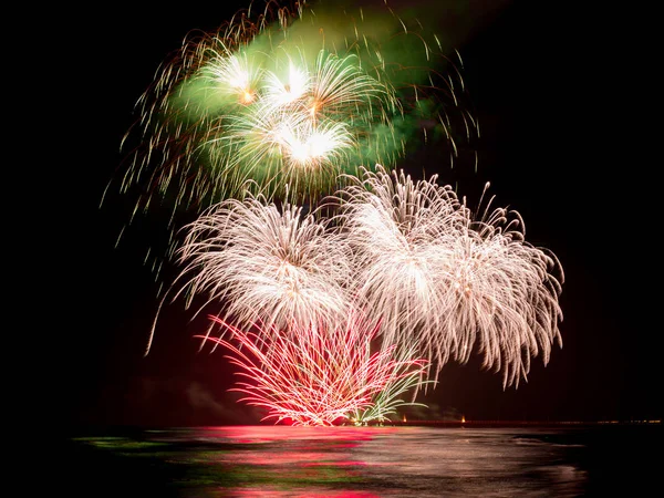Firework show  from Forte dei Marmi's Pier reflecting in the wat — Stock Photo, Image