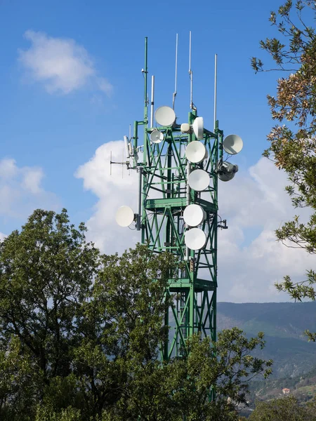 Телекоммуникационной и радиовещательной башни с параболическим блюдом и — стоковое фото