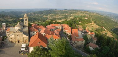 Roccaverano ve Langhe ülkenin peyzaj arkada havadan görünümü