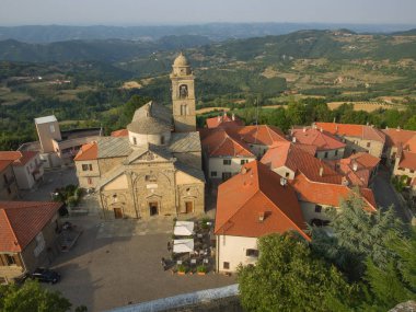 Roccaverano ve Langhe ülke manzara arka planda