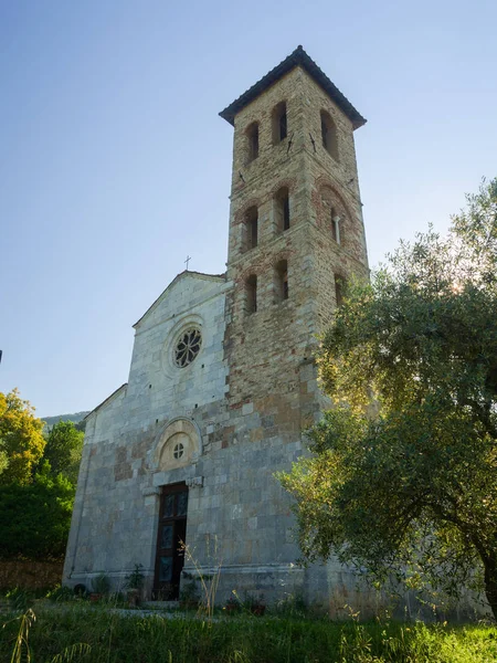 Iglesia parroquial románica en Valdicastello Pietrasanta — Foto de Stock