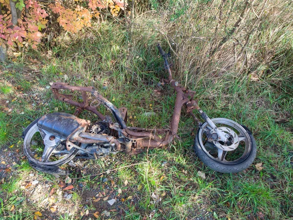 Осколки мопеда, брошенные в природе — стоковое фото