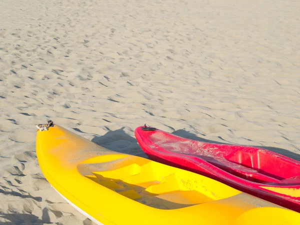 Барвисті каное на світлому піщаному пляжі — стокове фото