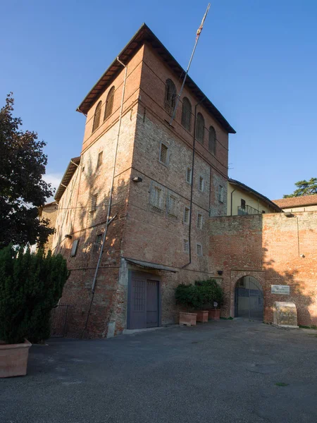 Bir Acqui Terme İtalya Paleologi ortaçağ kalesi. Şimdi arkeolojik