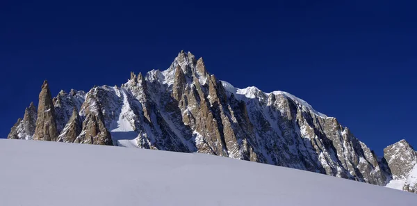 Szczyty masywu Mont Blanc w Alpach Francuskich włoski. Głęboko niebieski niebo nie chmur, w tle — Zdjęcie stockowe