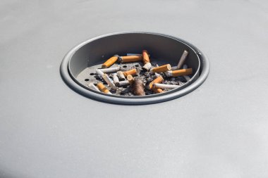 Genel kül tablası ile sigara, sigara izmaritleri ve külleri 