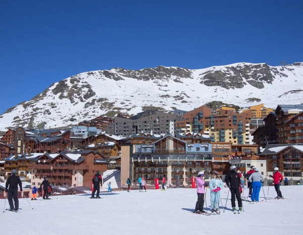 Persone sulle piste da sci nel villaggio di montagna — Foto Stock