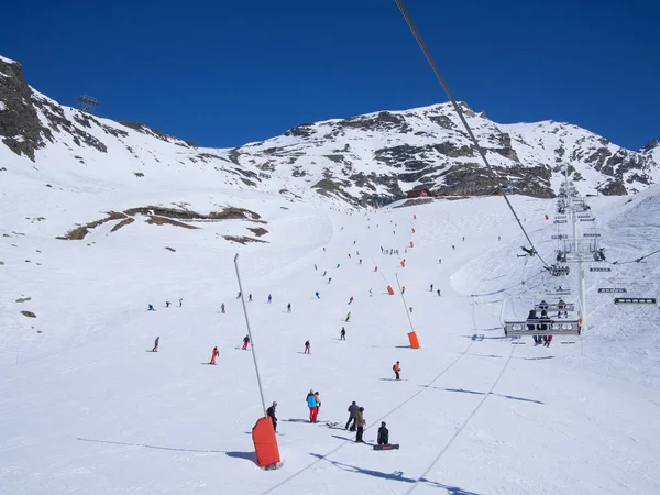 Gente esquiando en una pista de esquí llena de nieve —  Fotos de Stock