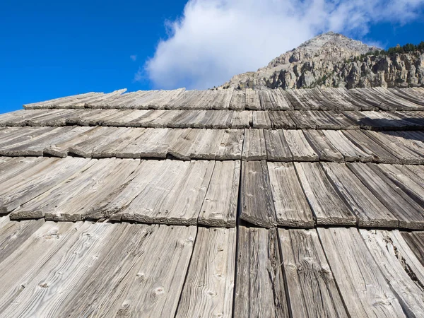 Roof of an old mountain house made with wooden tiles — Stock Photo, Image