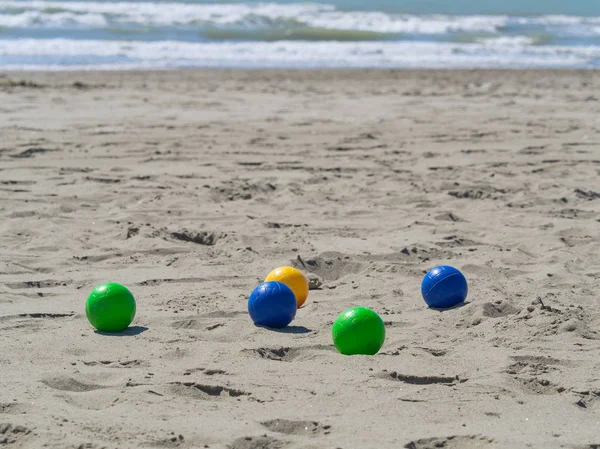 Барвисті пластикові миски на пляжі, які використовуються для гри в петанку (буль — стокове фото