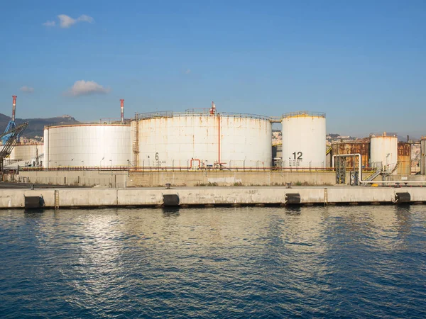 石油化工港的大型油罐 反映在海水中 蓝天在背景 — 图库照片