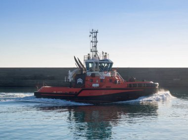 Cenova Italy_December 23, 2017: Yan görünüm güçlü vaktimiz olmak gemiye hızlı dalgakıran yanında hareketli römorkör