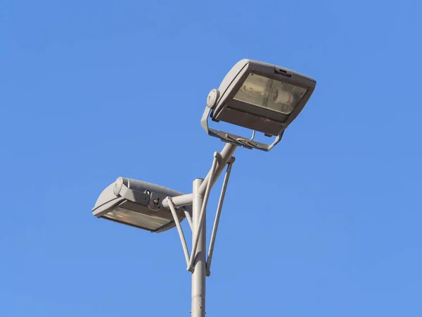 Luz de calle de metal con lámpara alógena — Foto de Stock