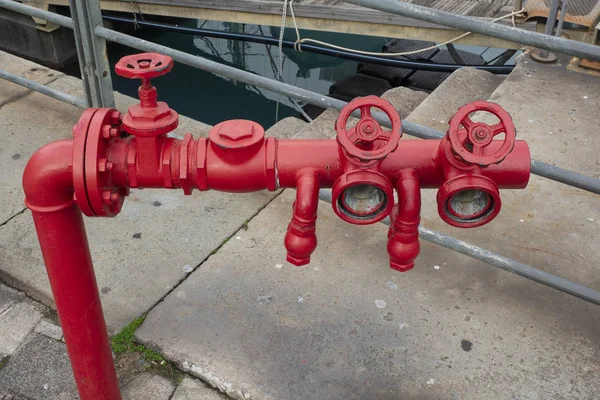Yangın hidrant veya fireplug bağlantı kamuoyunda itfaiyeciler için — Stok fotoğraf