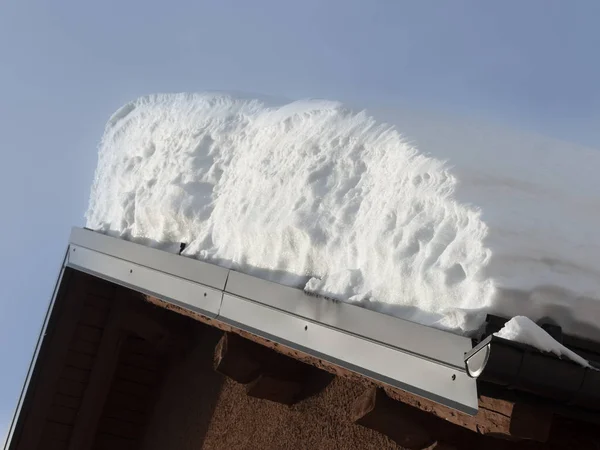 Roof pitch  with a large amount of snow — Stock Photo, Image