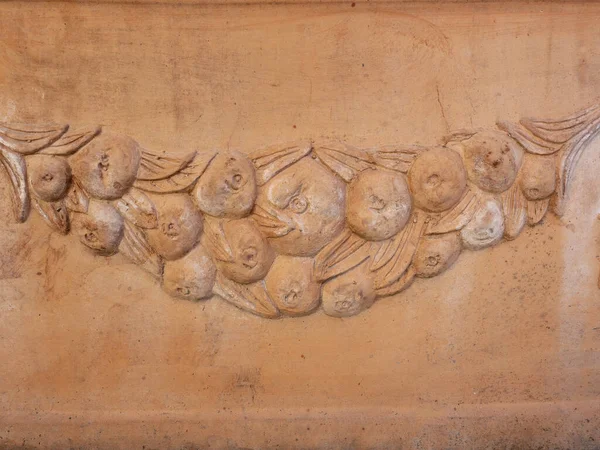Detal Dekoracji Reliefem Liści Owoców Starożytnej Doniczce Terakoty — Zdjęcie stockowe