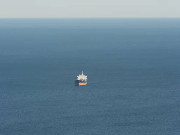 Boş Petrol Tankeri Mavi Sakin Okyanusun Ortasında Tek Başına — Stok fotoğraf