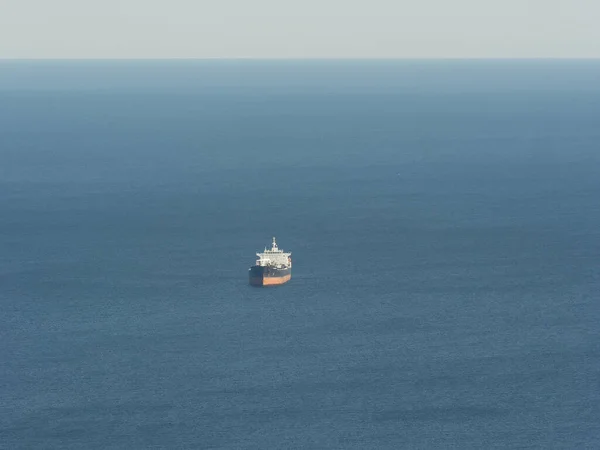 Petroleiro Vazio Sozinho Meio Ocea Calma Azul — Fotografia de Stock