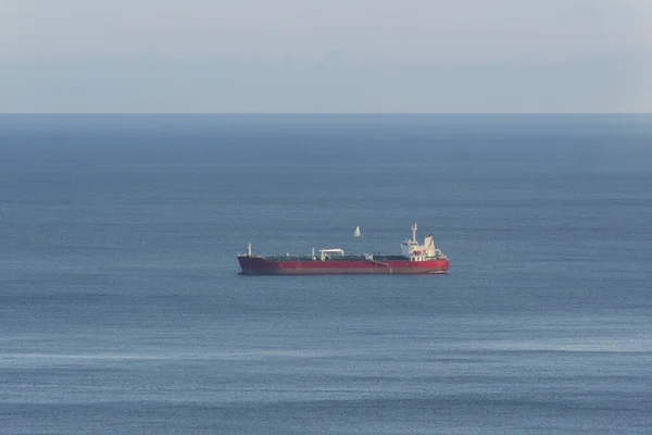 Один Пустой Нефтяной Танкер Посреди Синего Спокойного Океана — стоковое фото