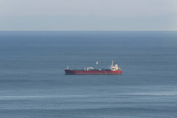 Petroleiro Vazio Sozinho Meio Oceano Azul Calmo — Fotografia de Stock