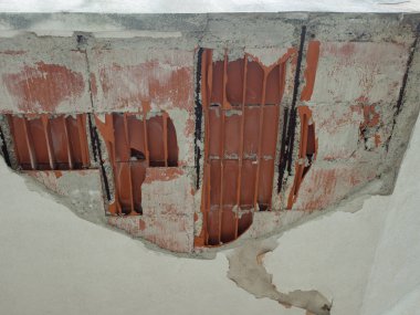 Zayıf bir deprem sonrası hasar gören tavan, beton alçı ve tuğla düştü.