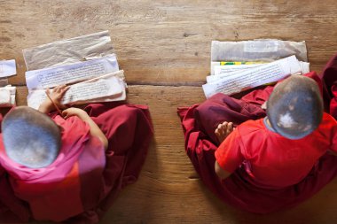Genç rahipler okuyan, Chimi Lhakhang Manastırı, Pana, Bhutan