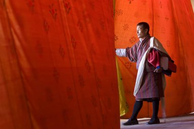 Performans Bhutan festivalinde perdeye bakarak adam