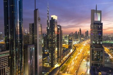 Downtown Dubai üzerinden alacakaranlıkta yükseltilmiş görünümü