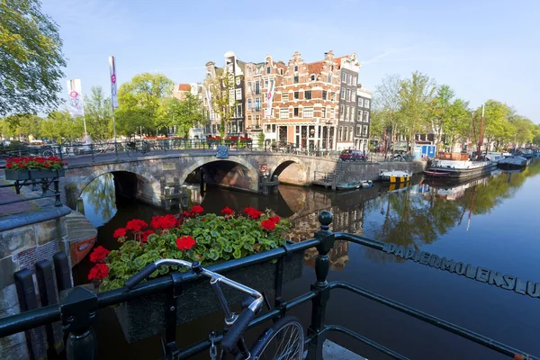 Klenutý most přes kanál v Amsterdamu — Stock fotografie