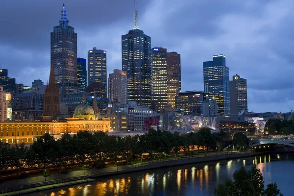 Gratte-ciel sur les rives de la rivière Yarra, Melbourne — Photo