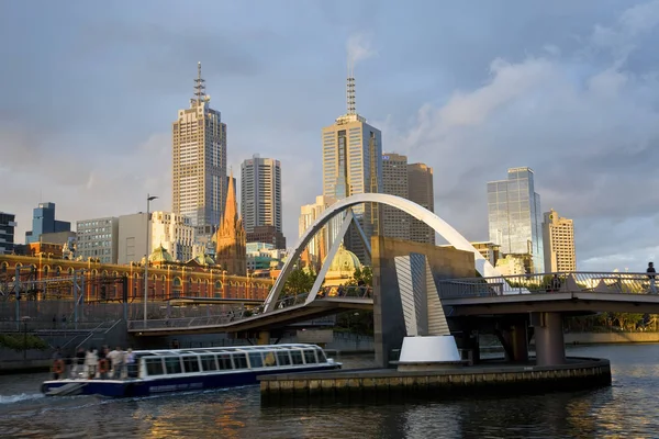 对银行的河在墨尔本 Yarra 建筑物 — 图库照片