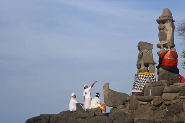 Homens adorando no templo Paben junto ao mar — Fotografia de Stock