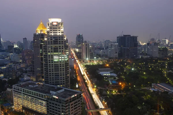 Şehir manzarası ve Lumpini Park alacakaranlıkta, Bangkok, Tayland
