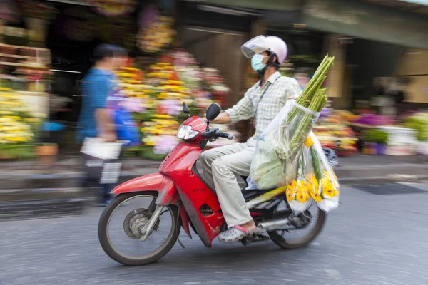 Man op scooter met bloemen, bloemenmarkt, nr Chinatown, Bangko — Stockfoto