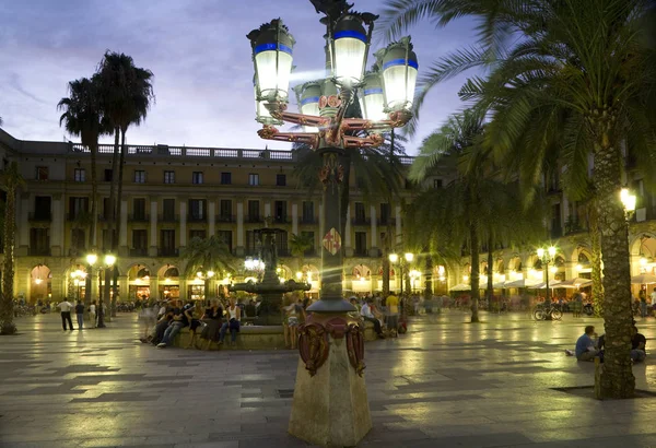 Fontana a Placa Reial e popolare punto d'incontro — Foto Stock