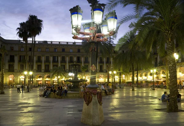 Fuente en Placa Reial y punto de encuentro popular — Foto de Stock