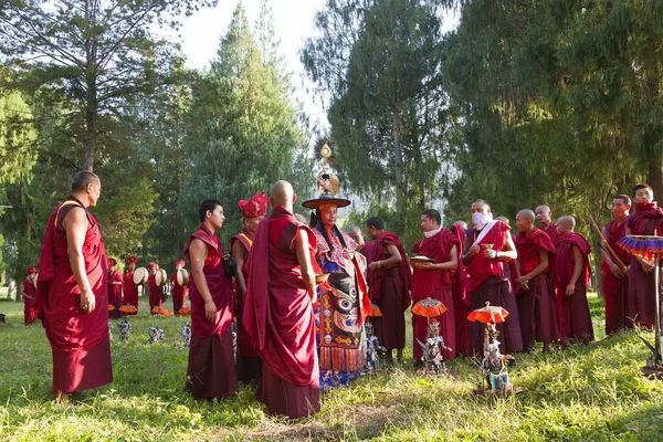 Szerzetesek végző buddhista szertartás, ama Dablam Dzong (kolostor) — Stock Fotó