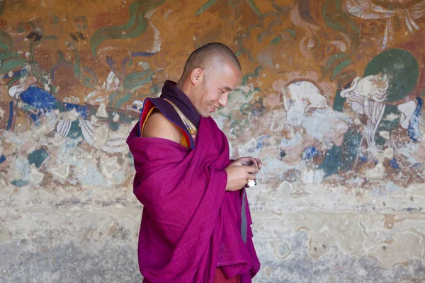 Mönch mit Kamera, Bhutan — Stockfoto