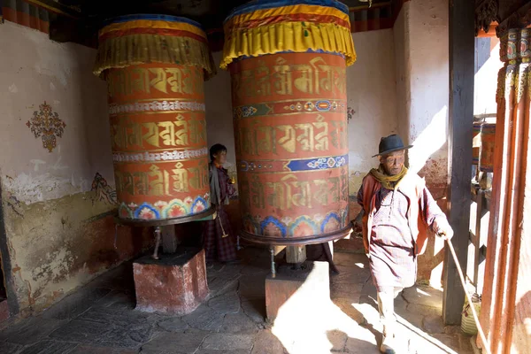 Rodas de oração girando em Jampey Lhakhang Dzong, nr Jakar, Bumthang — Fotografia de Stock