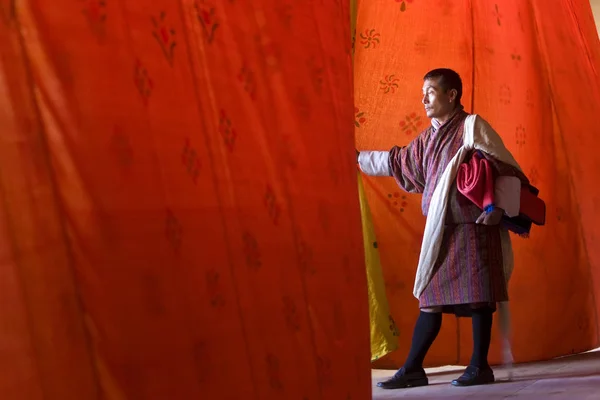Performans Bhutan festivalinde perdeye bakarak adam