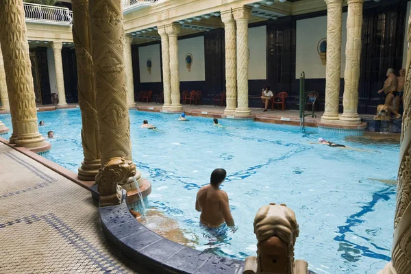 Gellert banyoları, kapalı havuzu ve termal hamam Budapeşte