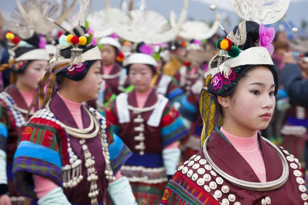 Мяо дівчата танцюють на фестивалі, провінції Гуйчжоу, Kaili — стокове фото