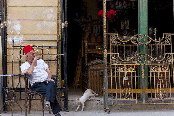Человек в костюме Феса, Каир, Египет
