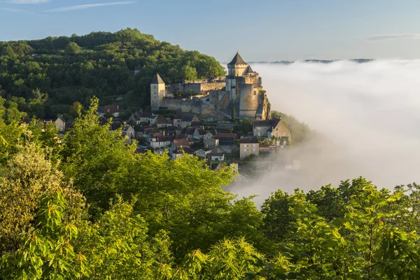 Morning mist, Castelnaud, Dordogne, Aquitaine, France — ストック写真